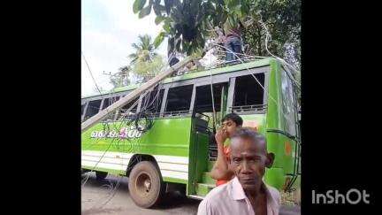 കോട്ടയം: കാഞ്ഞിരം ഷാപ്പുംപടിയിൽ ഓടിക്കൊണ്ടിരുന്ന ബസിന് മുകളിൽ വൈദ്യുതി പോസ്റ്റ് ഒടിഞ്ഞ് വീണു