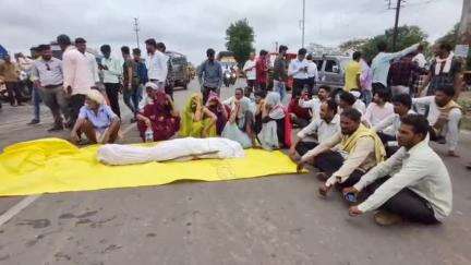 खरगौन: बागदरी में करंट लगने से आउटसोर्स कर्मचारी की हुई मौत, परिजनों ने शव कलेक्ट्रेट के सामने रखकर किया प्रदर्शन