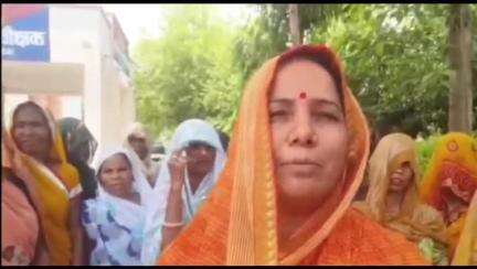 करौली: इंदिरा कॉलोनी के लोगों ने SP को ज्ञापन सौंपकर असामाजिक तत्वों के खिलाफ कार्रवाई करने की मांग की