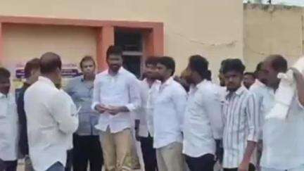 మాజీ మంత్రి కాకాణితో ఎమ్మెల్సీ పర్వతరెడ్డి ములాఖత్, కాకాణి మనోధైర్యంతో ఉన్నారని వెల్లడి