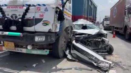 चंदौली: जिला मुख्यालय के गंगा रोड के पास हाईवे पर अनियंत्रित ट्रक की 
टक्कर में कार के उड़े परखच्चे, कार सवार तीन व्यक्ति बाल-बाल बचे