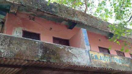 বলরামপুর: সংস্কারের অভাব, বলরামপুরে জরাজীর্ণ সরকারি বিল্ডিংয়ে জীবনের ঝুঁকি নিয়ে চলছে ব্যবসার কাজ #jansamasya