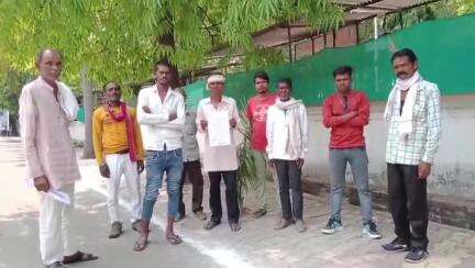 ललितपुर: गांव मादोन के निवासियों ने जिलाधिकारी को दिया पत्र, खेत की तरफ जाने वाले सार्वजनिक रास्ते को खुलवाने की मांग
