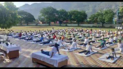 पौड़ी: आयुष विभाग उत्तराखंड की ओर से योग दिवस पर किलकिलेश्वर में उमड़ा जनसमूह, स्वस्थ राष्ट्र निर्माण का संकल्प लिया गया