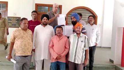 लखीमपुर: एलआरपी चौराहा से मेला मैदान तक प्रस्तावित सड़क चौड़ीकरण को लेकर व्यापारियों ने कलेक्ट्रेट में डीएम को सौंपा ज्ञापन