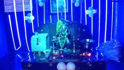 बड़वाह: प्राचीन शनि मंदिर में शनि जयंती पर 108 दीपों से की गई शनिदेव की महाआरती, देर रात तक चला भजन संध्या का आयोजन