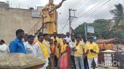 ఆదోని: ఆదోనిలో దివంగత నందమూరి తారక రామారావు జయంతి సందర్భంగా, నివాళులర్పించిన తెలుగు తమ్ముళ్లు