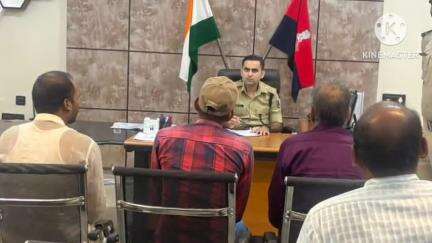नवादा: पुलिस अधीक्षक कार्यालय परिसर में पुलिस अधीक्षक ने जनता दरबार का किया आयोजन