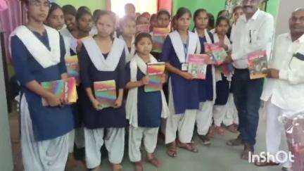 एकंगरसराय: एकंगरसराय हाई स्कूल के विद्यार्थियों के बीच समाजसेवियों ने मुफ्त पाठ्य सामग्री का किया वितरण