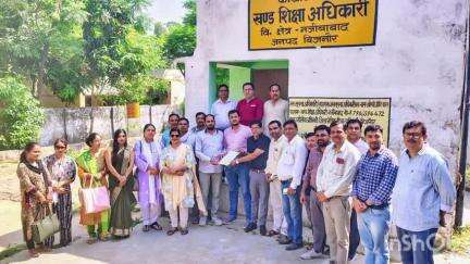 नजीबाबाद: नजीबाबाद ब्लॉक के एक विद्यालय के निलंबित शिक्षक मुदस्सर नजर के खिलाफ जांच समिति को दिए गए साक्ष्य