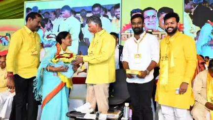 రాప్తాడు: కడప మహానాడులో రాప్తాడు ఎమ్మెల్యే పరిటాల సునీత పుట్టినరోజు శుభాకాంక్షలు చెప్పిన ముఖ్యమంత్రి చంద్రబాబు నాయుడు
