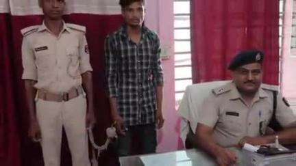 मधुबन: पुलिस ने डीहू टोला नया चौक से एक बदमाश को गिरफ्तार किया, उसके पास से मिला देसी कट्टा, कारतूस और चोरी की बाइक