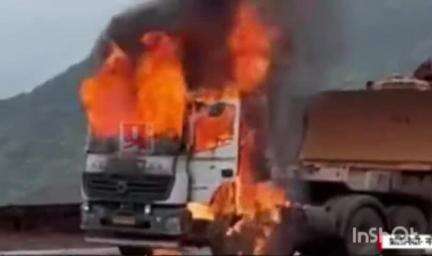 वैभववाडी: करुळ घाटात भरपावसात कंटेनर पेटला : कंटेनरसह कंटेनरमधील डोझर मशीन ही जळून खाक