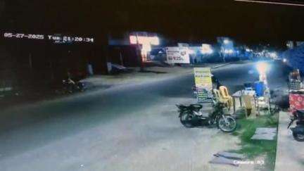 உளுந்தூர்பேட்டை: திருவெண்ணெய்நல்லூர் சாலையில் ஆட்டோ மீது தவறி விழுந்த பைக் மீது பின்னால் வந்த மற்றொரு மோதி விபத்துக்குள்ளான சம்பவத்தின் சிசிடிவி வெளியாகி பரபரப்பு