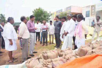 గద్వాల్: గుర్రం గడ్డ గ్రామంలో వరి ధాన్యం కొనుగోలు కేంద్రాన్ని పరిశీలించిన:జిల్లా కలెక్టర్ బి ఎం సంతోష్ కుమార్