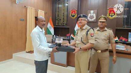 बस्ती: अपर पुलिस अधीक्षक बस्ती ने अनुचर की पुत्री की शादी में सहयोग के रूप में आज एक सिलाई मशीन भेंट की