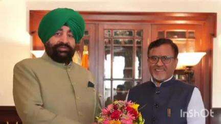नैनीताल: राज्यपाल लेफ्टिनेंट जनरल गुरमीत सिंह ने राजभवन में कुमाऊ और अल्मोड़ा विश्वविद्यालय के कुलपतियों से की मुलाकात
