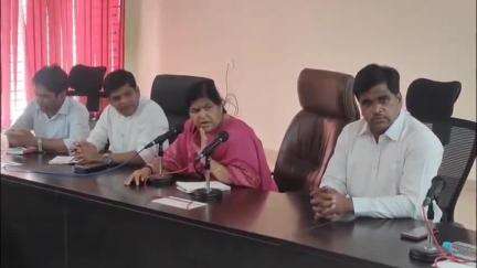 महू तहसील कार्यालय में उषा ठाकुर और एसडीएम राकेश परमार ने मानसून पूर्व कार्यों की समीक्षा बैठक की