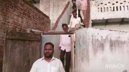 अनूपशहर: अनूपशहर में कुछ दिन पूर्व आंधी तूफान में हुई युवक की मौत के मामले में कांग्रेस का प्रतिनिधि मंडल मिला परिजनों से