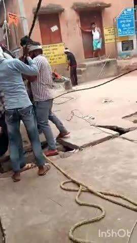 डुमरांव: पुराना भोजपुर में जर्जर विद्युत पोल हटाया गया, ग्रामीणों ने जताया संतोष, विद्युत विभाग को किया था पत्राचार