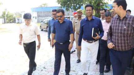 बरेली: बरेली के जिला अधिकारी ने ईवीएम/वीवीपैट वेयरहाउस का मासिक निरीक्षण किया