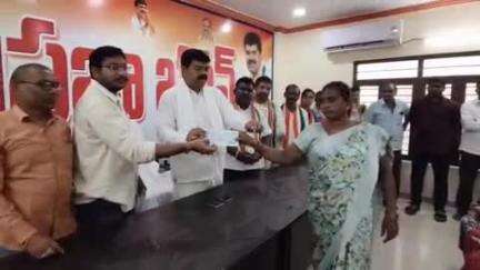 మణుగూరు: రైల్వే ట్రాక్ లో భూములు కోల్పోయి పెండింగ్లో ఉన్న 24 మంది కి ఒక కోటి 32 లక్షల విలువ గల చెక్కులు పంపిణీ చేసిన ఎమ్మెల్యే
