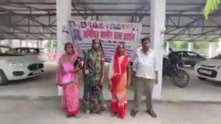 गोंडा: जिलापंचायत सभागार के टीनशेड के नीचे पीड़ित परिवार अनिश्चितकालीन धरने पर, संदिग्ध परिस्थितियों में गायब हुई बालिका