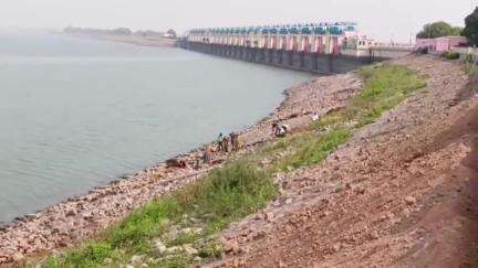 तालबेहट: माताटीला बांध की उखड़ी पिचिंग के कारण UP और MP को जोड़ने वाले मार्ग के गेट बंद, लोगों की परेशानी को देखते हुए खोले गए