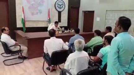 सिगरा स्थित नगर निगम कार्यालय पर राष्ट्रीय फेरी पटरी ठेला व्यवसायी ने नगर आयुक्त से की मुलाकात