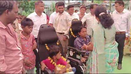 बांसवाड़ा: कलेक्ट्रेट परिसर में सरकार की बजट घोषणा के बाद 18 इलेक्ट्रॉनिक व्हीलचेयर और त्रि-चक्र साइकिलें दिव्यांगों को दी गईं