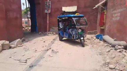 झांसी: लक्ष्मी गेट हनुमान मंदिर के पास खुदा पड़ा गड्डा, निकलने वाली जनता उस गड्ढे में गिरकर हो रही है चोटिल  #jansamasya