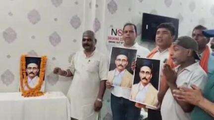 नई सड़क पर प्रणाम् वन्देमातरम् समिति ने सावरकर की जयंती मनाई, पुष्प अर्पित कर दी श्रद्धांजलि