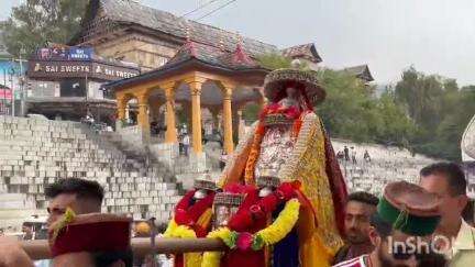 मंडी: मां चामुंडा का मंडी में आगमन: विक्टोरिया ब्रिज पर नारियल बलि, भक्त के घर जाएंगी आशीर्वाद देने