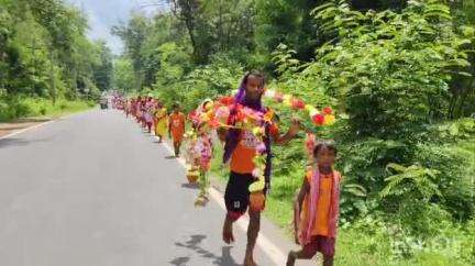 রানিবাঁধ: মৌলা গ্রামের প্রাচীন শিবমন্দিরে শিবের মাথায় জল ঢালার জন্য মুকুটমণিপুর জলাধার থেকে পায়ে হেঁটে জল নিয়ে আসলেন ভক্তরা