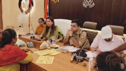 आज़मगढ़: पुलिस लाइन सभागार में महिला आयोग की सदस्य प्रियंका मौर्या ने की जनसुनवाई, 30 मामलों में से 15 का तत्काल हुआ निस्तारण