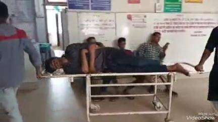 देवघर: मधुपुर रेलवे स्टेशन के प्लेटफॉर्म-2 के सामने स्थित ट्रैक पर ट्रेन से गिरकर एक युवक गंभीर रूप से हुआ घायल