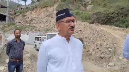 टिहरी: विधायक किशोर उपाध्याय ने नई टिहरी में निर्माणाधीन केंद्रीय विद्यालय के भवन की सुरक्षा दीवार बारिश से ढहने का लिया जायजा