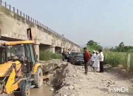 फतेहपुर: फतेहपुर प्रशासन ने बेला ठाकरां में अवैध खनन के लिए बनाए गए रास्ते किए बंद, विधायक भी रहे उपस्थित