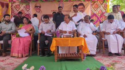 உளுந்தூர்பேட்டை: மதியனூர் உள்ளிட்ட ஆறு கிராமங்களில் நடைபெற்ற மக்களுடன் முதல்வர் திட்ட சிறப்பு முகாமில் மனுக்களை பெற்ற அமைச்சர் சி.வெ.கணேசன்