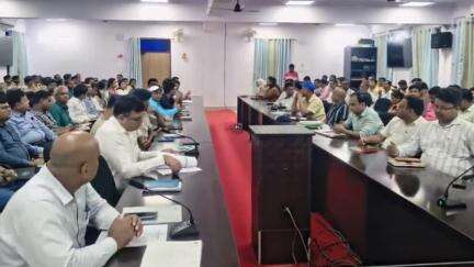 मोतिहारी: समाहरणालय स्थित डॉक्टर राजेंद्र प्रसाद सभागार में डिप्लोमा सर्टिफिकेट प्रवेश प्रतियोगिता परीक्षा को लेकर हुई ब्रीफिंग