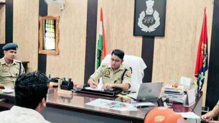 गोंडा: SP विनीत जायसवाल ने पुलिस कार्यालय में जनता दर्शन में सुनी फरियादियों की समस्याएं, CO और SHO को दिए निर्देश