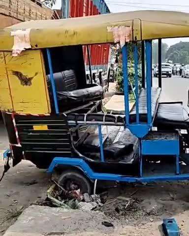 जगाधरी: बाईपास पुल पर गड्ढे में जाने से ऑटो पलटा, सवारियों को आई चोटें; पुलिस जांच में जुटी