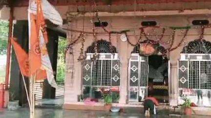 सरवाड़: सरवाड़ के अराबा माताजी मंदिर में चोरों ने दो दान पात्र और चांदी का छत्र किया चोरी, पुलिस जांच में जुटी