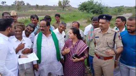 ಹುಬ್ಬಳ್ಳಿ ನಗರ: ಹುಬ್ಬಳ್ಳಿ ತಾಲೂಕಿನ ಶಿರಗುಪ್ಪಿ, ಇಂಗಳಹಳ್ಳಿ ಗ್ರಾಮದ ಬಳಿ ಬೆಣ್ಣೆಹಳ್ಳ ಹಾಗೂ ತುಪ್ಪರಿಹಳ್ಳ ವೀಕ್ಷಣೆ ಮಾಡಿದ ಸಚಿವ ಸಂತೋಷ್ ಲಾಡ್