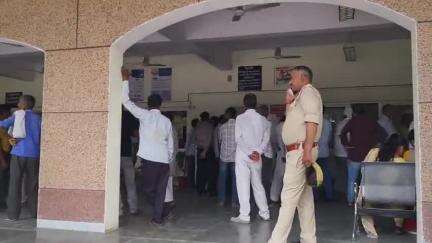अमरोहा: अमरोहा के जिला अधिकारी के दरबार में पहुंचे सौ से अधिक फरियादी, जिलाधिकारी ने कराया निस्तारण और लगाई फटकार