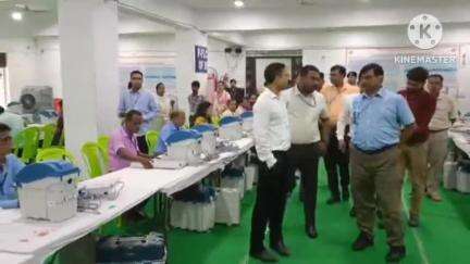 छपरा: छपरा वेयरहाउस में विधानसभा चुनाव के लिए डीएम ने किया लोड टेस्टिंग और मार्क पोल कार्य का निरीक्षण