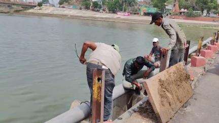 मंदसौर: बारिश से पहले पशुपतिनाथ की छोटी पुलिया पर कड़ी शटर निकालने का कार्य, जहरीला जानवर दिखने से लोग भागे