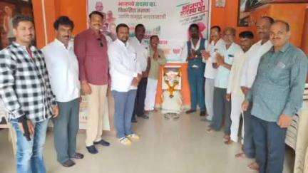 बुलढाणा: शहरातील शिवालय येथे स्वातंत्र्यवीर विनायक दामोदर सावरकर यांच्या जयंतीनिमित्त अभिवादन