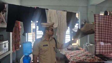 मोतिहारी: पुलिस अधीक्षक स्वर्ण प्रभात ने पुलिस केंद्र मोतिहारी में महिला एवं पुरुष बैरक की साफ-सफाई का किया निरीक्षण