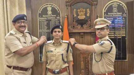 मोतिहारी: पू०च० मोतिहारी के पुलिस अधीक्षक ने परीक्ष्यमान पुलिस उपाधीक्षक शिप्रा राजपूत के वर्दी पर पद का प्रतीक चिन्ह लगाया